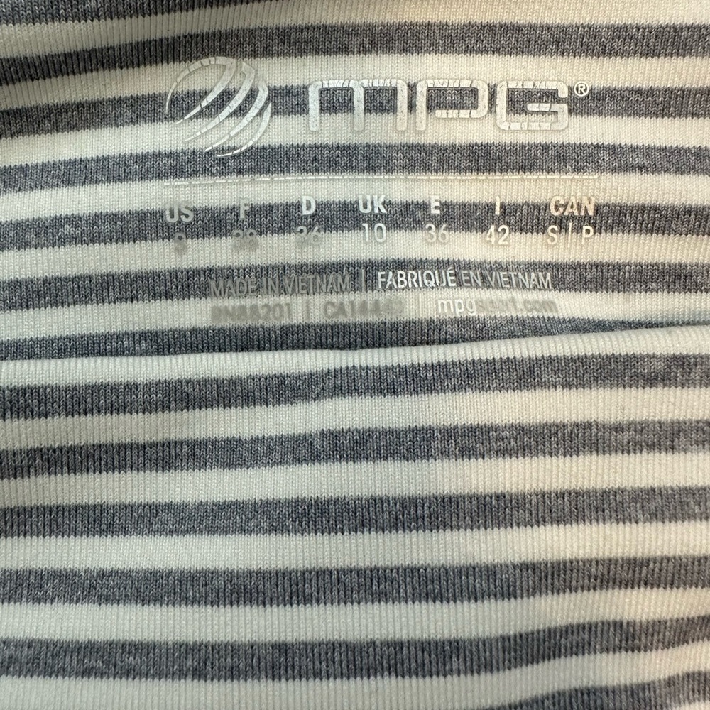 MPG Gray and White Striped Capri Leggings - Picture 4 of 4